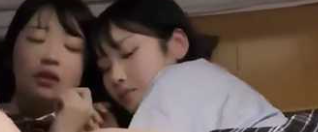 超嫩学生妹 清纯女高穿JK制服 和闺蜜一起服