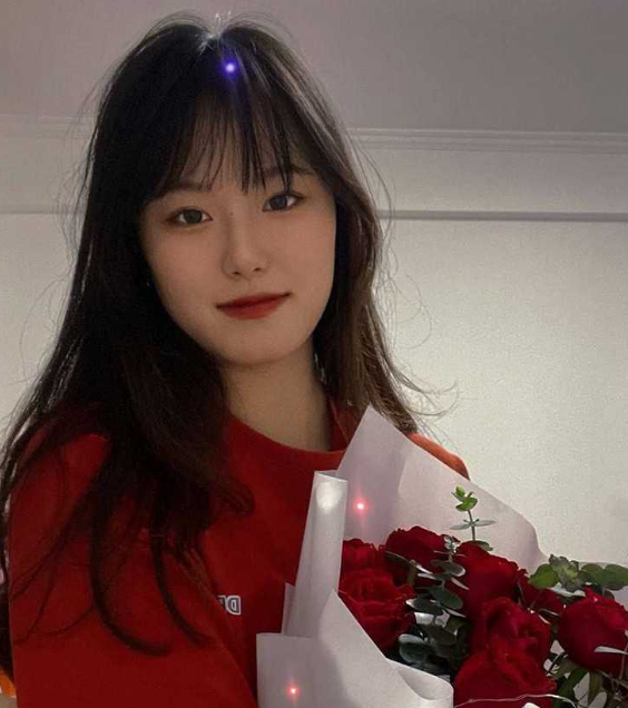 高颜值属性反差女友