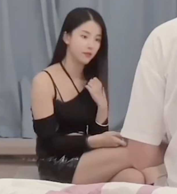 身材苗条娇嫩漂亮美眉