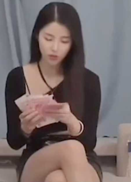 身材苗条娇嫩漂亮美眉