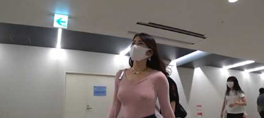 透视衣少妇在地铁上的狂野露出盛宴
