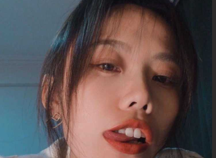 微博露脸女反差1美枝 从露腿露胸福利姬到金主