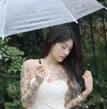 约高颜值极品外围女 身材高挑性感 美腿纤细笔直 纹身野性十足 真是又纯又欲
