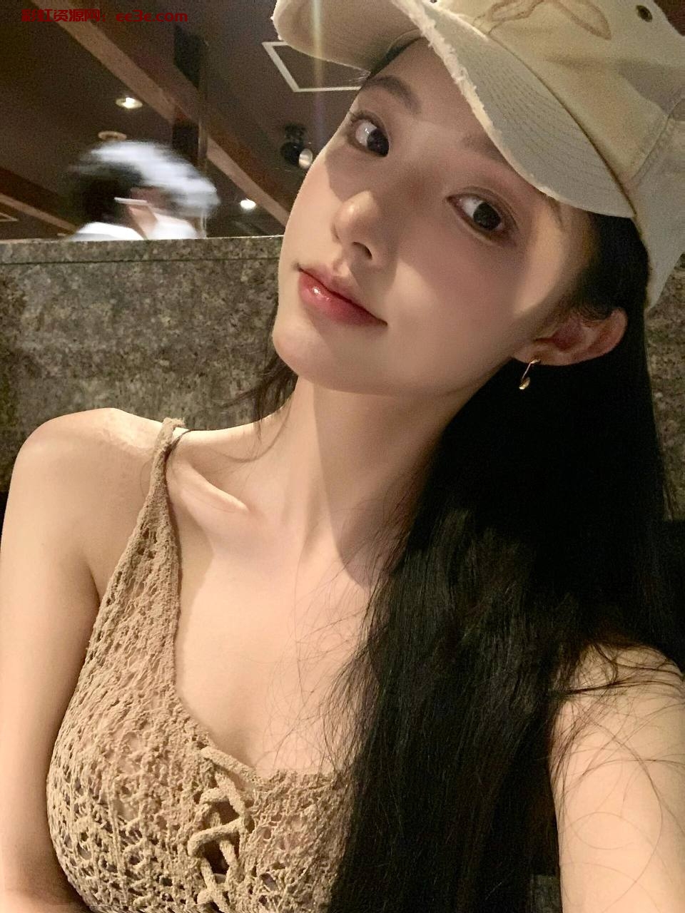 北京司藤小姐?2W⬆️ 圈外网红纯欲 身高：174cm 胸围：C? 年龄:00年 体重：45kg 职业:主持人，平面模特，代言人 小红书80万粉丝，微博60万粉丝，抖音23万粉丝，当面?验 人照无差别，性格开朗健谈?，好说话 有耐心 不事多。 唯一爱好就是健身，身材巨好 身材比例完美 骨感高挑气质佳，难得的是非常非常有料，大胸?翘臀?。 皮肤白皙水嫩 手感超棒，一双完美大长腿搭配超美极品玉足?。 衣着得体上档次，完全没有风尘气，超多水 可喷???宝藏女孩。 #硬2w不兑
