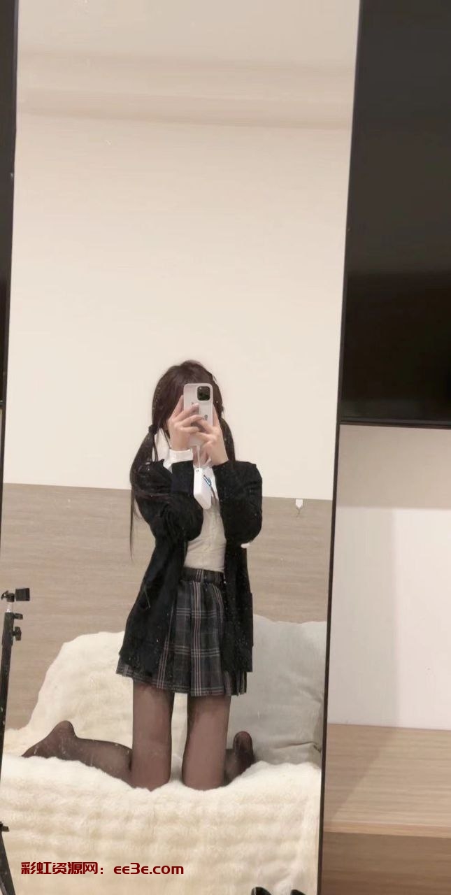 武汉摩羯➕新人  06纯欲小纯，身高/168cm  体重/43kg，?围/天然C  瘦高白嫩嫩 学生妹 湖北人，性格温柔 会配合，体验感佳 小纹身???69
