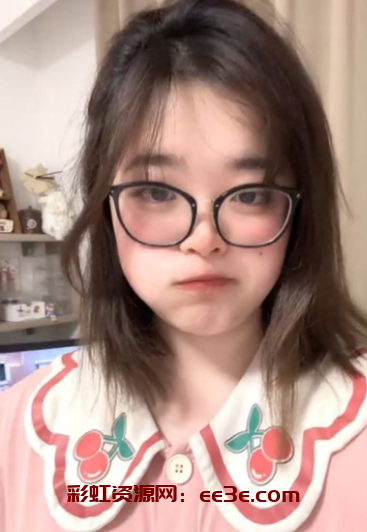 上海清纯学生妹 袁媛 竟是坦克驾驶员的专属