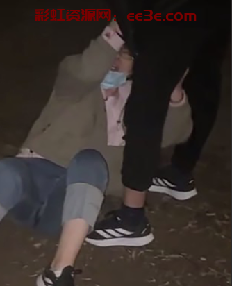 山东青岛车震捉j视频流出 狗男女正在骑乘啪啪 车门忽然被原配拽开 漂亮小三竟光着屁股淡定离开！